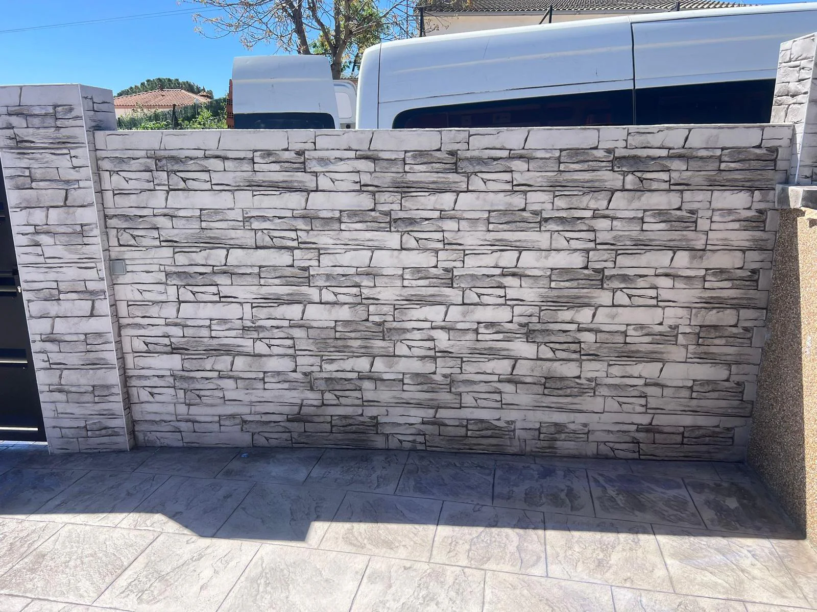 Hormigón decorativo vertical con piedra irregular en gris y gris oscuro