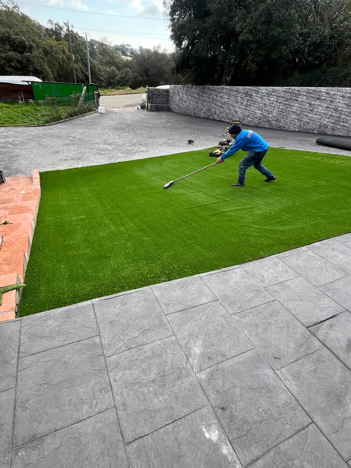 Instalación profesional de césped artificial en exterior