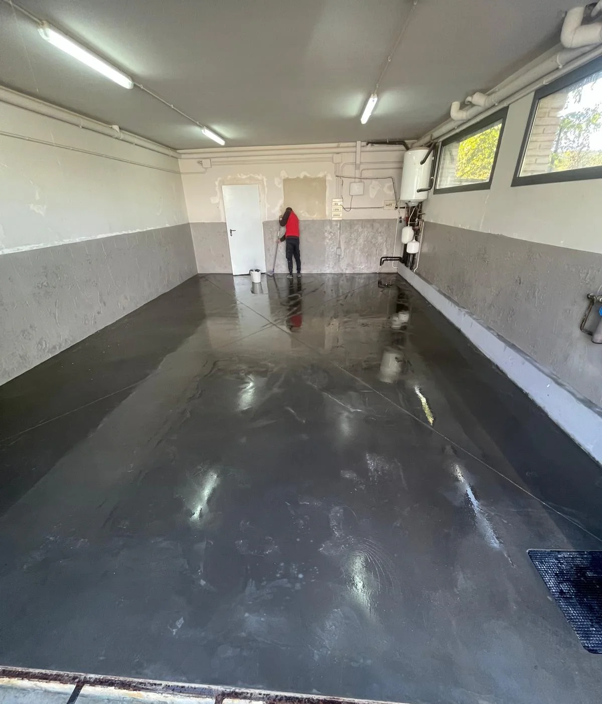 Aplicación de acabado pulido en suelo industrial de gran superficie